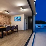 Βίλα Matea - Heated Pool, Peace, View